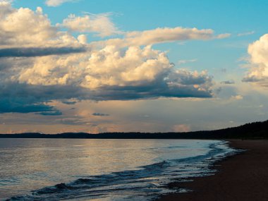 Gün batımında Baltık Denizi, fırtınalı dramatik bulutlar. Gün batımı ve fırtına üstüne kara bulutlar. Tatil, yaz konsepti