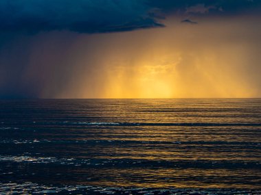 Gün batımında Baltık Denizi, fırtınalı dramatik bulutlar. Gün batımı ve fırtına üstüne kara bulutlar. Tatil, yaz konsepti