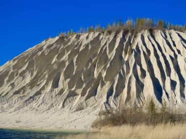 Terk Edilmiş Rummu Taş Ocağı, Estonya. Beyaz kum ve taşlardan oluşan bir dağ. Kireçtaşı ocağının erozyonu. Sandy tepesi.