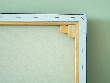 Resim dersinde akrilik resim yapmak için tuvalin arka tarafında. Tablo boyalı resim çerçevesi.