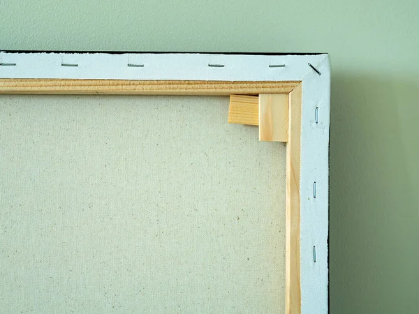 Resim dersinde akrilik resim yapmak için tuvalin arka tarafında. Tablo boyalı resim çerçevesi.