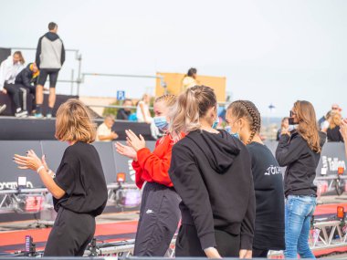 TALLINN, ESTONIA - Eylül 04 2020: Liman NoBlessner 'daki İranlı Tallinn bitiş bölgesi. Dans eden kızlar Amigo Kızlar. 