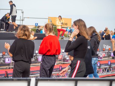 TALLINN, ESTONIA - Eylül 04 2020: Liman NoBlessner 'daki İranlı Tallinn bitiş bölgesi. Dans eden kızlar Amigo Kızlar. 