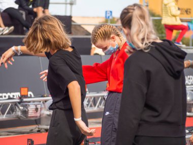 TALLINN, ESTONIA - Eylül 04 2020: Liman NoBlessner 'daki İranlı Tallinn bitiş bölgesi. Dans eden kızlar Amigo Kızlar. 