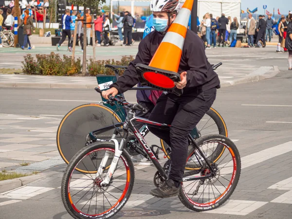 TALLINN, ESTONIA - EPTEMBER 04 2020: İranlı Tallinn bitiş bölgesi Port Noblessner, güneşli sabah. Bisiklet yarışması, yarışa katılan bisikletçiler, yarışma sırasında bisiklet yarışları..