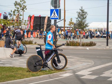 TALLINN, ESTONIA - EPTEMBER 04 2020: İranlı Tallinn bitiş bölgesi Port Noblessner, güneşli sabah. Bisiklet yarışması, yarışa katılan bisikletçiler, yarışma sırasında bisiklet yarışları..