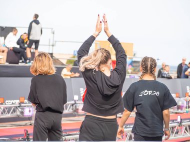 TALLINN, ESTONIA - Eylül 04 2020: Liman NoBlessner 'daki İranlı Tallinn bitiş bölgesi. Dans eden kızlar Amigo Kızlar. 