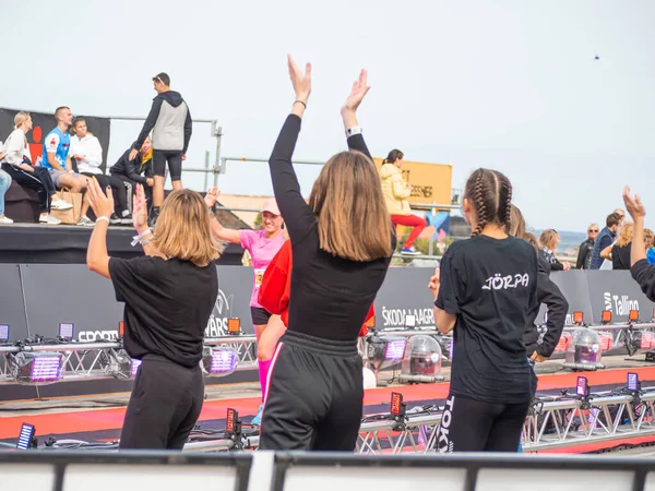 TALLINN, ESTONIA - Eylül 04 2020: Liman NoBlessner 'daki İranlı Tallinn bitiş bölgesi. Dans eden kızlar Amigo Kızlar. 