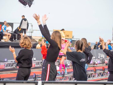 TALLINN, ESTONIA - Eylül 04 2020: Liman NoBlessner 'daki İranlı Tallinn bitiş bölgesi. Dans eden kızlar Amigo Kızlar. 