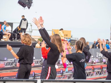 TALLINN, ESTONIA - Eylül 04 2020: Liman NoBlessner 'daki İranlı Tallinn bitiş bölgesi. Dans eden kızlar Amigo Kızlar. 