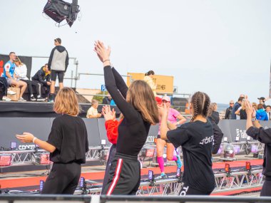 TALLINN, ESTONIA - Eylül 04 2020: Liman NoBlessner 'daki İranlı Tallinn bitiş bölgesi. Dans eden kızlar Amigo Kızlar. 