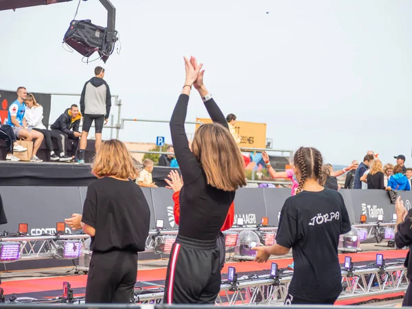 TALLINN, ESTONIA - Eylül 04 2020: Liman NoBlessner 'daki İranlı Tallinn bitiş bölgesi. Dans eden kızlar Amigo Kızlar. 