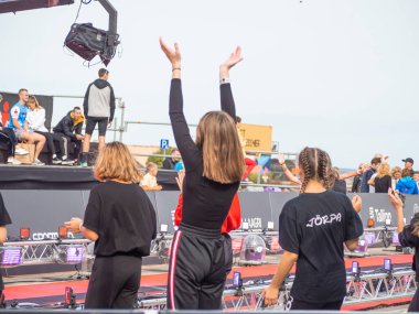 TALLINN, ESTONIA - Eylül 04 2020: Liman NoBlessner 'daki İranlı Tallinn bitiş bölgesi. Dans eden kızlar Amigo Kızlar. 