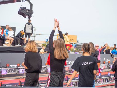 TALLINN, ESTONIA - Eylül 04 2020: Liman NoBlessner 'daki İranlı Tallinn bitiş bölgesi. Dans eden kızlar Amigo Kızlar. 