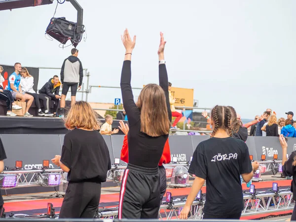 TALLINN, ESTONIA - Eylül 04 2020: Liman NoBlessner 'daki İranlı Tallinn bitiş bölgesi. Dans eden kızlar Amigo Kızlar. 