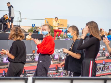 TALLINN, ESTONIA - Eylül 04 2020: Liman NoBlessner 'daki İranlı Tallinn bitiş bölgesi. Dans eden kızlar Amigo Kızlar. 