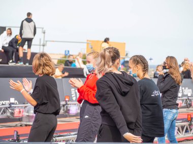 TALLINN, ESTONIA - Eylül 04 2020: Liman NoBlessner 'daki İranlı Tallinn bitiş bölgesi. Dans eden kızlar Amigo Kızlar. 