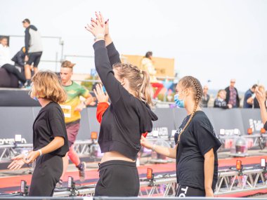 TALLINN, ESTONIA - Eylül 04 2020: Liman NoBlessner 'daki İranlı Tallinn bitiş bölgesi. Dans eden kızlar Amigo Kızlar. 