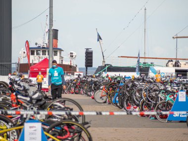 TALLINN, ESTONIA - EPTEMBER 04 2020: İranlı Tallinn bitiş bölgesi Port Noblessner, güneşli sabah. Bisiklet yarışması. Bisiklet parkı ve depolama.