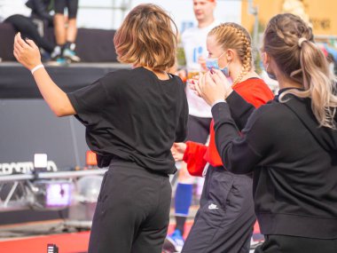 TALLINN, ESTONIA - Eylül 04 2020: Liman NoBlessner 'daki İranlı Tallinn bitiş bölgesi. Dans eden kızlar Amigo Kızlar. 