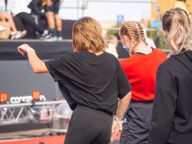 TALLINN, ESTONIA - Eylül 04 2020: Liman NoBlessner 'daki İranlı Tallinn bitiş bölgesi. Dans eden kızlar Amigo Kızlar. 