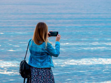 Sahilde güzel yalnız kız. 