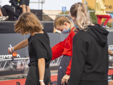 TALLINN, ESTONIA - Eylül 04 2020: Liman NoBlessner 'daki İranlı Tallinn bitiş bölgesi. Dans eden kızlar Amigo Kızlar. 