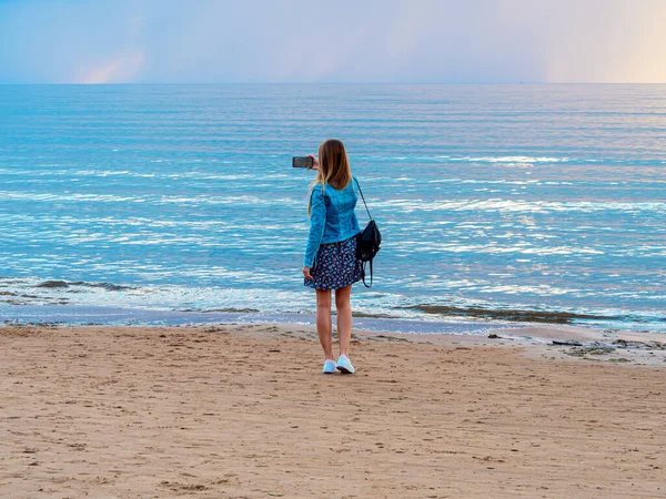 Красивая Одинокая Девушка Пляже — стоковое фото