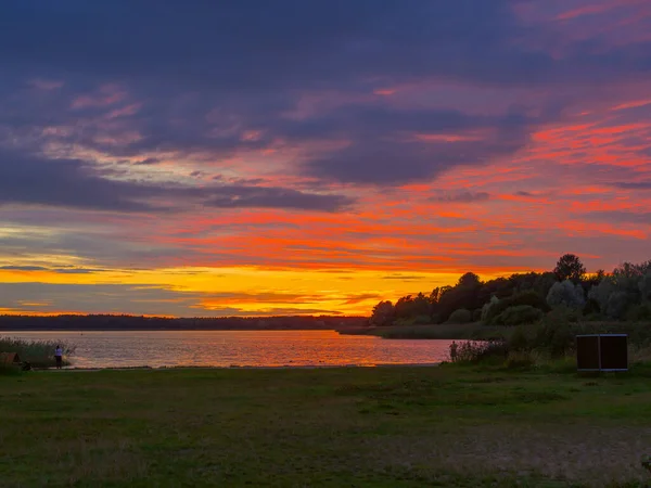 Vista Panorâmica Pôr Sol Noite Lago Com Árvores Verdes Névoa — Fotografia de Stock