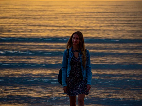 Hermosa Chica Sola Playa —  Fotos de Stock