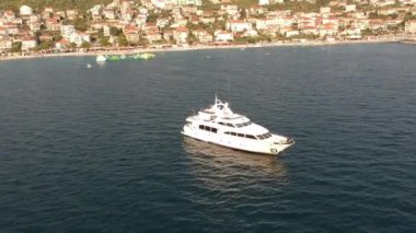 Okrug Gornji, Hırvatistan yakınından Adriyatik Denizi üzerinde tekne üzerinde uçmak