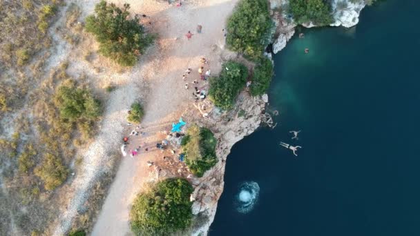 Saltando Agua Desde Los Acantilados Del Ojo Del Lago Zmajevo — Vídeo de stock