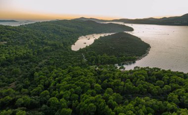 Okrug Gornji yakınlarındaki Adriyatik deniz kıyısı 