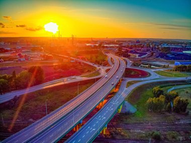 Yukarıdan gün batımında Gdansk modern karayolu
