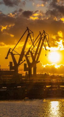 iskele vinçleri gün batımında