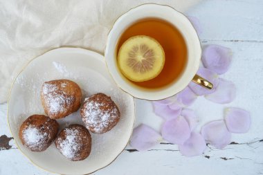 Bir tabak ve bardak çay yuvarlak geleneksel halka. Üstten görünüm.