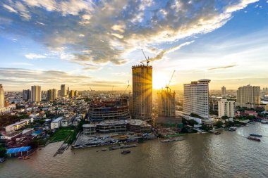 Bangkok Nehir manzaralı modern iş Chao Phraya nehrin kıyısında, Tayland kurma ile alacakaranlıkta