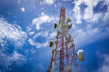 Mavi gökyüzü olan telekomünikasyon kulesi