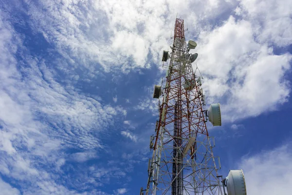 Telekomünikasyon Kulesi. kırmızı ve beyaz baz istasyonu mavi gökyüzü karşı