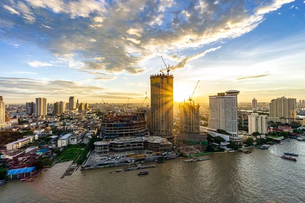 Bangkok Nehir manzaralı modern iş Chao Phraya nehrin kıyısında, Tayland kurma ile alacakaranlıkta