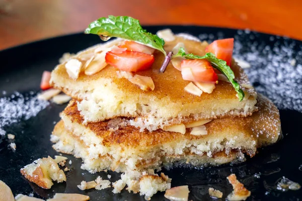 taze çilek ve bal ile sufle gözleme