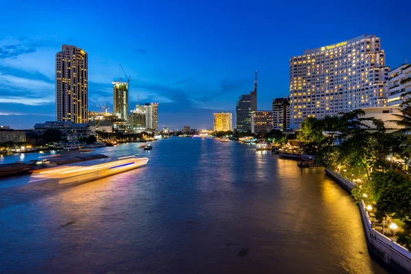Chao phraya Nehri gece sahne Bangkok, Tayland