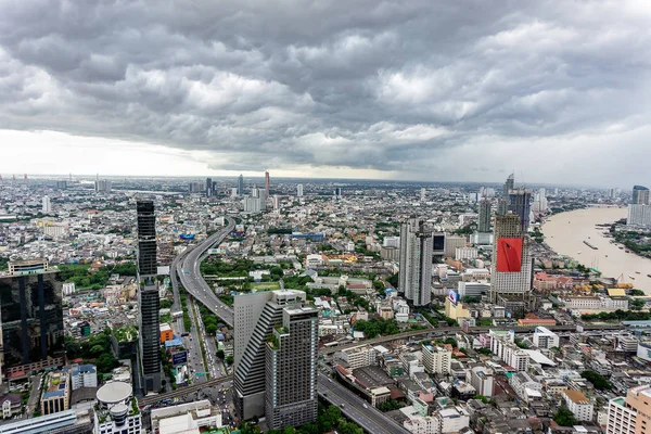 Cityscape Bangkok manzarası, metropolis ve turistler canlı modern binada / yağmur önce clound ve mavi gökyüzü ile gökdelen