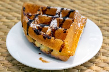 Çikolata ve krema şeker bir plaka ile gözleme