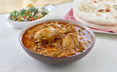 Tavuk Korma, lezzetli, baharatlı ve kalın tavuk sosu.