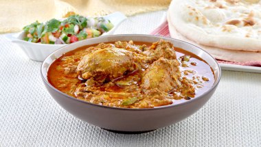 Tavuk Korma, lezzetli, baharatlı ve kalın tavuk sosu.