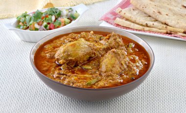 Tavuk Korma, lezzetli, baharatlı ve kalın tavuk sosu.