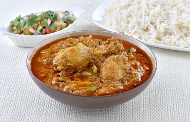 Tavuk Korma, lezzetli, baharatlı ve kalın tavuk sosu.