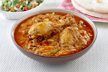 Tavuk Korma, lezzetli, baharatlı ve kalın tavuk sosu.