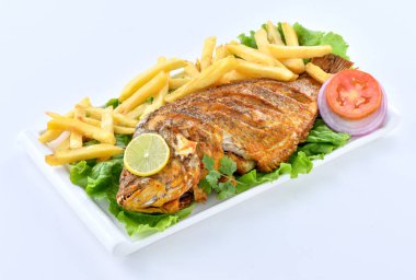 Bütün kızarmış balık patates kızartması, Hint turşusu ile salata